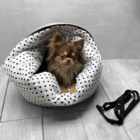 Weekend Escape, la cuccia letto con piumone rotonda con tela pois di Fluffy Dude pet Couture con cinghia auto.cuccia da viaggio.