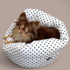 Weekend Escape, la cuccia letto con piumone rotonda con tela pois di Fluffy Dude pet Couture